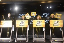 ランニングマシンで走りながら「ストライド ゴールデンシトラス」をアピールするゴールデンボンバー。