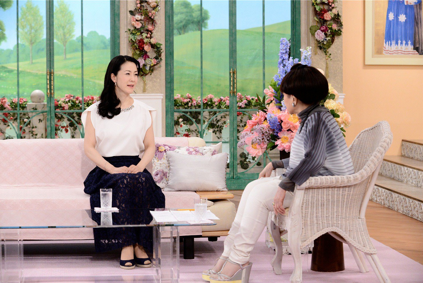 左より坂本冬美、黒柳徹子。 (c)テレビ朝日