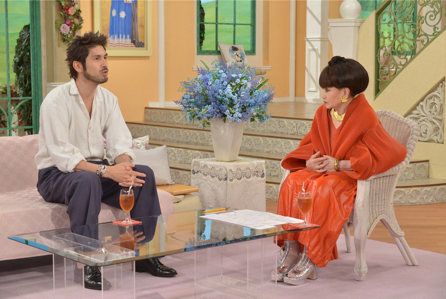 左より平井堅、黒柳徹子。 (c)テレビ朝日