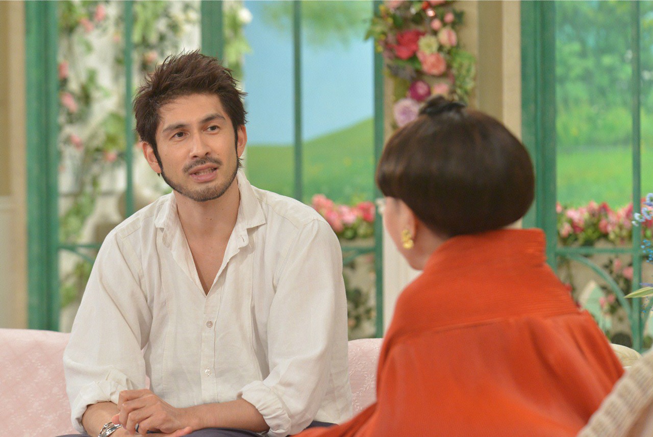 左より平井堅、黒柳徹子。 (c)テレビ朝日