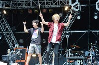 左から寺中友将（Vo, G / KEYTALK）、八木優樹（Dr, Cho / KEYTALK）。