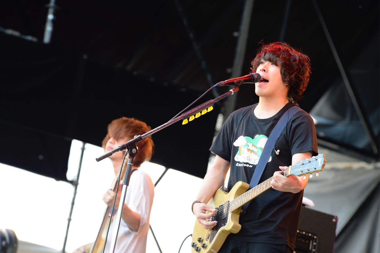 左から飯田祐馬（B / KANA-BOON）、谷口鮪（Vo, G / KANA-BOON）。