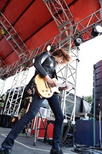 亀本寛貴（G / GLIM SPANKY）