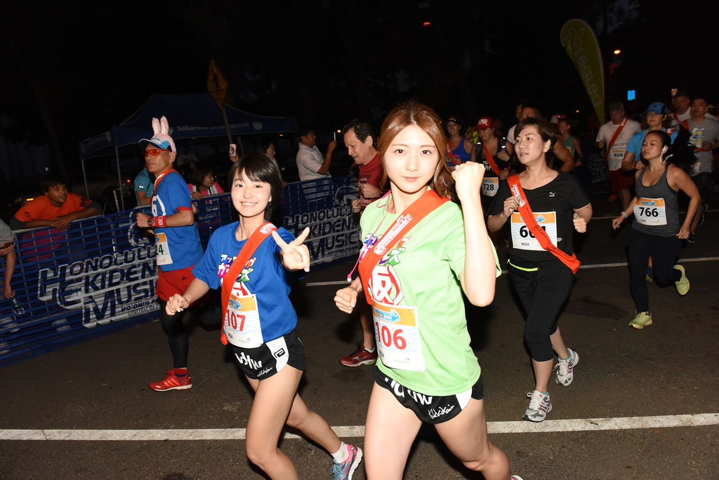 スタート直後の新井愛瞳、森咲樹。