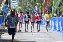 全員でゴールへと向かうアップアップガールズ（仮）。