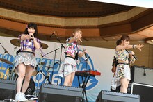 アップアップガールズ（仮）によるライブの様子。