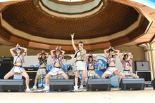 アップアップガールズ（仮）によるライブの様子。