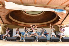 アップアップガールズ（仮）によるライブの様子。