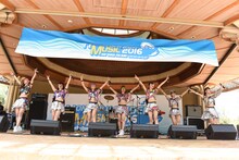 アップアップガールズ（仮）によるライブの様子。