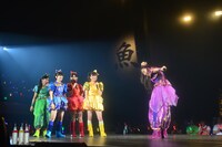 永野のモノマネをする大黒柚姫（右）。