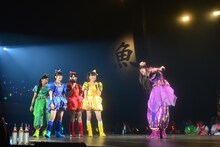 永野のモノマネをする大黒柚姫（右）。