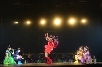 永野のモノマネをする秋本帆華（中央）。