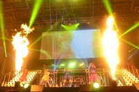 「鯱のぼり」で「ULTRA 超 MIRACLE SUPER VERY POWER BALL」を披露するチームしゃちほこ。