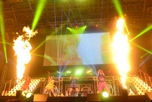 「鯱のぼり」で「ULTRA 超 MIRACLE SUPER VERY POWER BALL」を披露するチームしゃちほこ。