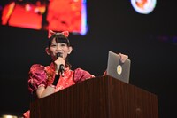 PCでプレゼンする秋本帆華。