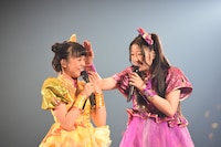 伊藤千由李をなぐさめる大黒柚姫（右）。