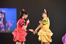 伊藤千由李をなぐさめる秋本帆華（左）。