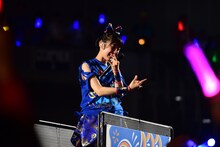 観客にメロイックサインを送る咲良菜緒。