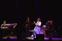 佐藤史朗（Key）、榎本高（B）、田中徹（Dr）のトリオ演奏をバックに歌う加藤いづみ。