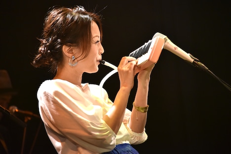 ピアニカを演奏する加藤いづみ。