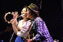 並んで歌う加藤いづみ（左）と高橋研（右）。