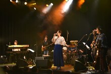 「加藤いづみ 25th Anniversary Concert『あの日、私の歌が生まれた』」の様子。