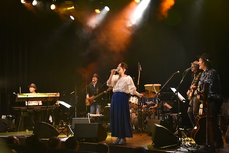 「加藤いづみ 25th Anniversary Concert『あの日、私の歌が生まれた』」の様子。