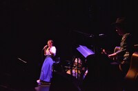 高橋研のギターをバックに「好きになって、よかった」を歌う加藤いづみ。