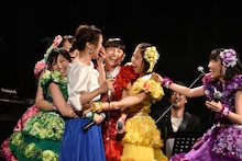 突然現れたももクロに抱きつかれる加藤いづみ。