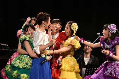 突然現れたももクロに抱きつかれる加藤いづみ。