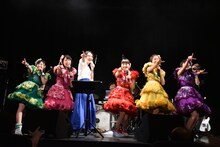 ももいろクローバーZとポーズを決める加藤いづみ（左から3番目）。