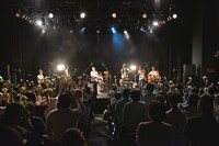 白い花で埋め尽くされた観客席。