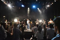 ファンからのサプライズに思わず涙ぐむ加藤いづみ。