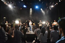 ファンからのサプライズに思わず涙ぐむ加藤いづみ。