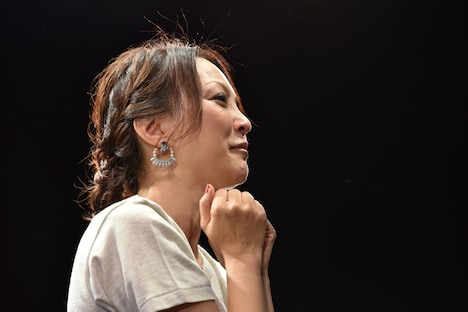 目を潤ませて場内を見渡す加藤いづみ。