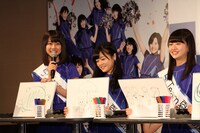 左から若田部遥、本村碧唯、松岡はな。(c)AKS