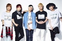 SPINNSとのコラボアイテムを身につけたDa-iCE。