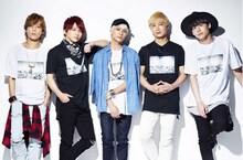 SPINNSとのコラボアイテムを身につけたDa-iCE。