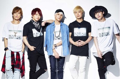 SPINNSとのコラボアイテムを身につけたDa-iCE。