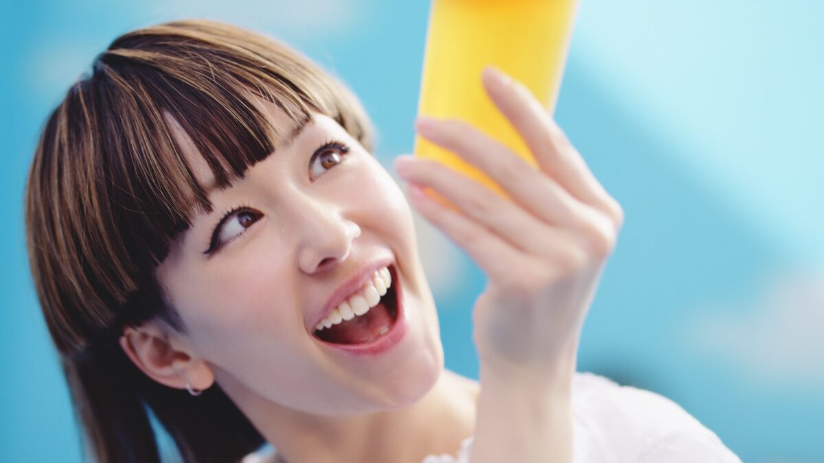 サッポロビール サッポロ 麦とホップ Platinum Clear プラチナクリア Cm 爽快カエラ 篇のワンシーン くーっ カエラ ハリセンボン春菜 サッポロ新商品cmで爽快顔 画像 動画ギャラリー 8 27 音楽ナタリー