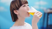 サッポロビール「サッポロ 麦とホップ Platinum Clear（プラチナクリア）」CM「爽快カエラ」篇のワンシーン。