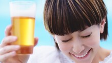 サッポロビール「サッポロ 麦とホップ Platinum Clear（プラチナクリア）」CM「爽快カエラ」篇のワンシーン。