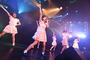 Kiss Beeによるライブの様子。