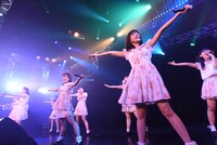 Kiss Beeによるライブの様子。