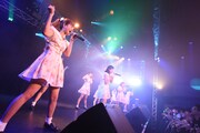 Kiss Beeによるライブの様子。