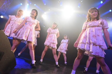 Kiss Beeによるライブの様子。