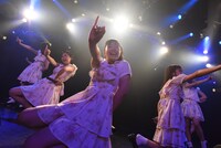 Kiss Beeによるライブの様子。