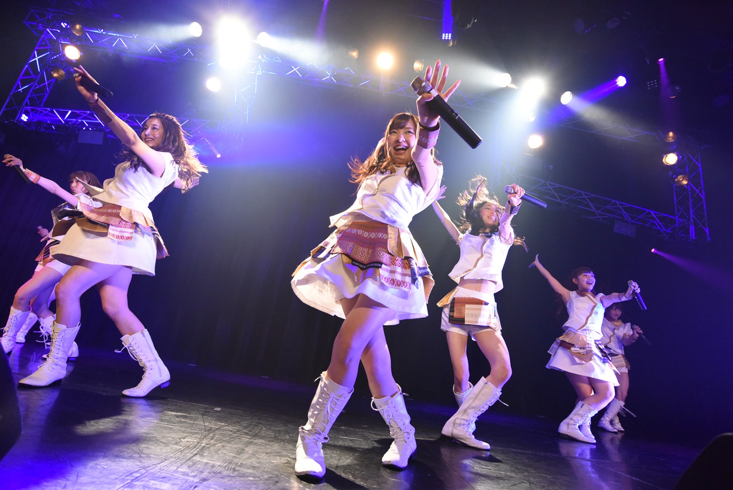 LinQによるライブの様子。