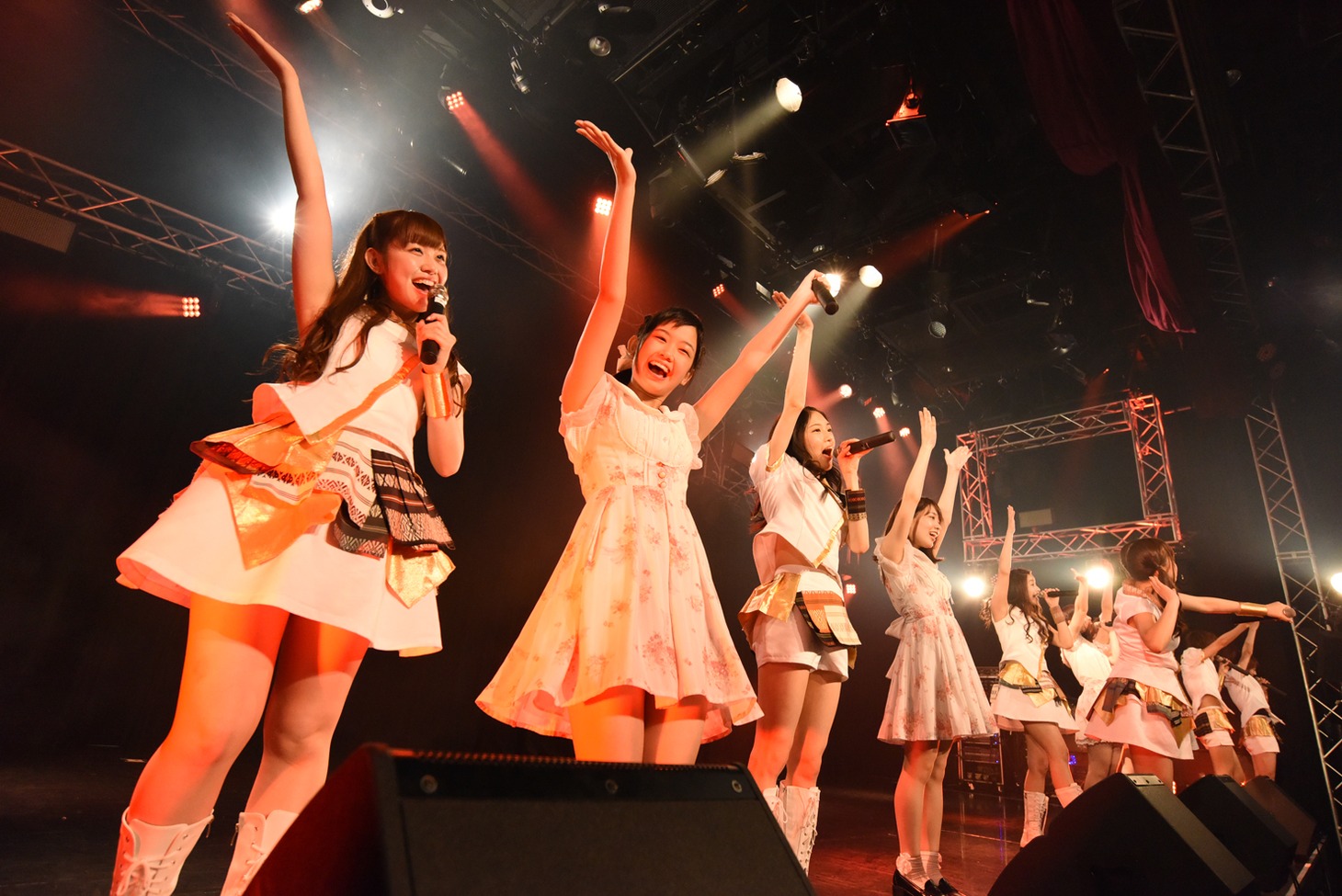 LinQ、Kiss Beeによるコラボライブの様子。