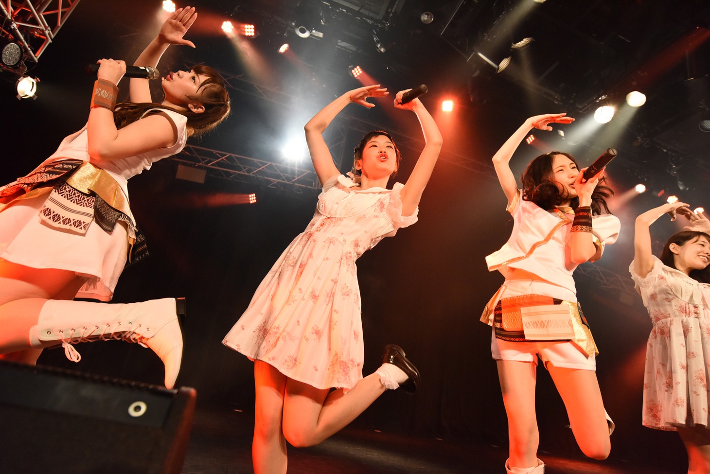 LinQ、Kiss Beeによるコラボライブの様子。